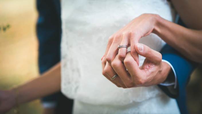 Main d'un couple marié avec alliance et bague de fiançailles, symbole de leur union à Bordeaux, photographie par lafocaledolga.