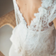 Dos d'une mariée dévoilant les détails délicats de sa robe de dentelle, une image poétique capturée par lafocaledolga en Gironde.